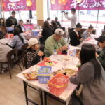 さまざまな品を食べ比べる参加者