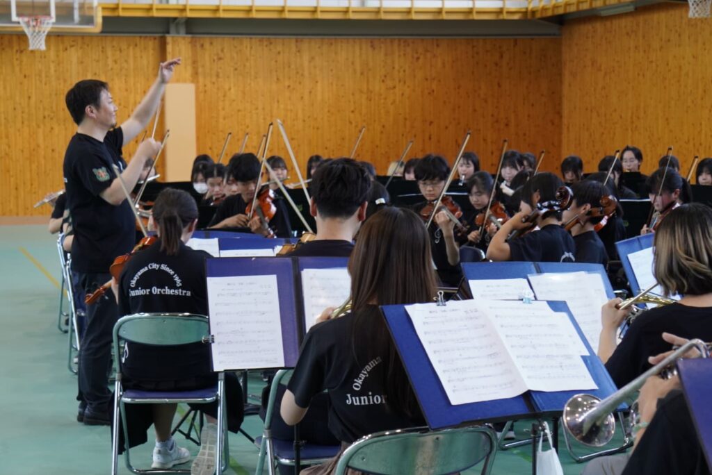 両陛下の前で演奏を披露する岡山市ジュニアオーケストラ