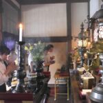 本尊、坐像に焼香する参列者たち=岡山県津山市で