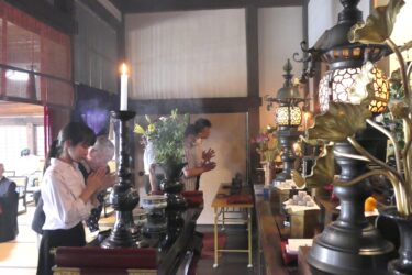 本尊、坐像に焼香する参列者たち=岡山県津山市で
