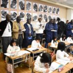2年生の算数の授業を視察するセネガルの小学校教員=岡山県津山市で