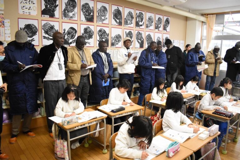 2年生の算数の授業を視察するセネガルの小学校教員=岡山県津山市で