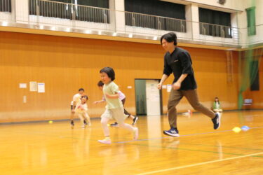 一緒に運動を楽しむ親子=岡山県津山市で