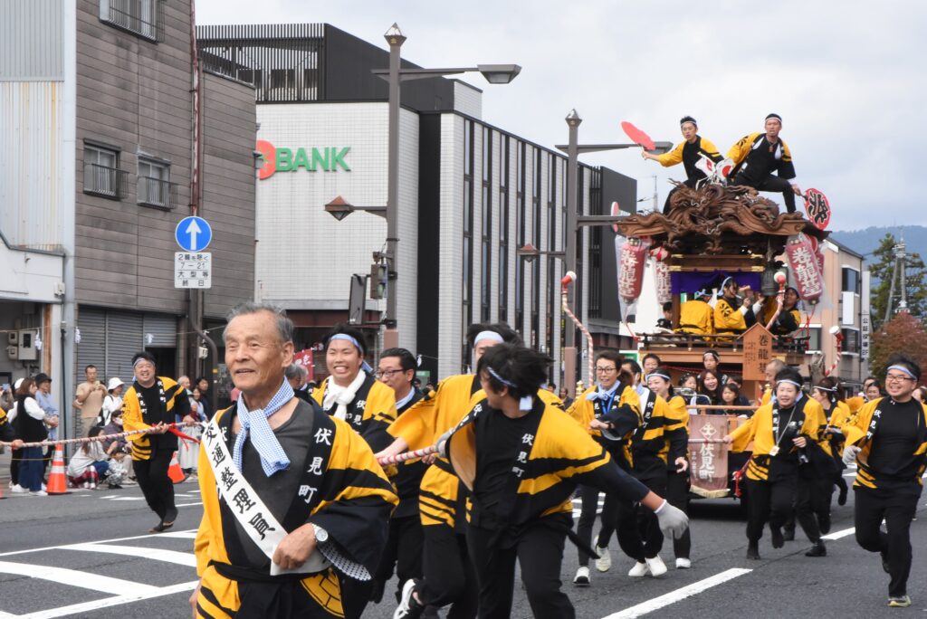 威勢よく練るだんじり