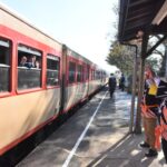 出発するノスタルジー車両を手を振りながら見送る人たち