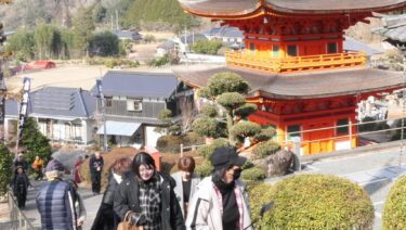 参拝者でにぎわう長福寺の虚空蔵大祭=岡山県美作市で