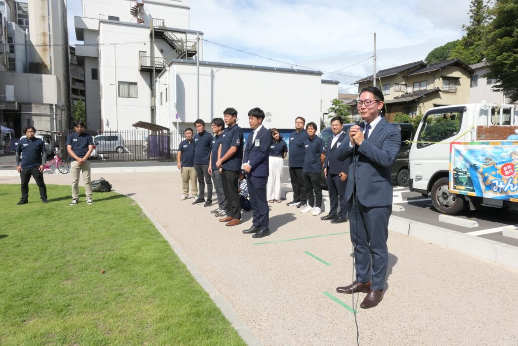 あいさつをする岩元社長