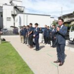 あいさつをする岩元社長