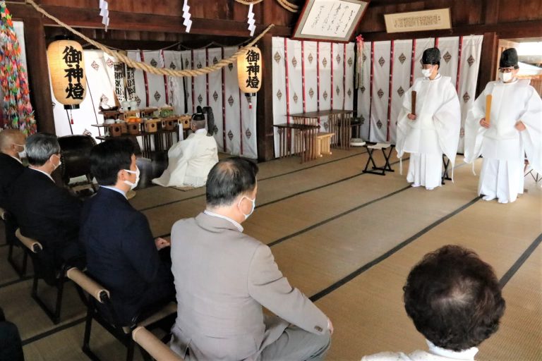 拝殿で行われた例大祭の神事