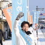 つじ立ちで感謝の気持ちを伝える光井氏=9日午前7時半、岡山県津山市南新座の奴通りで