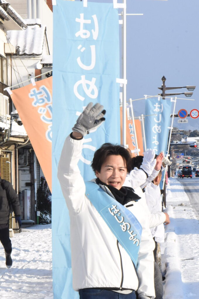 つじ立ちで感謝の気持ちを伝える光井氏=9日午前7時半、岡山県津山市南新座の奴通りで
