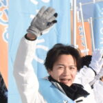 つじ立ちで感謝の気持ちを伝える光井氏=9日午前7時半、岡山県津山市南新座の奴通りで