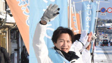 つじ立ちで感謝の気持ちを伝える光井氏=9日午前7時半、岡山県津山市南新座の奴通りで