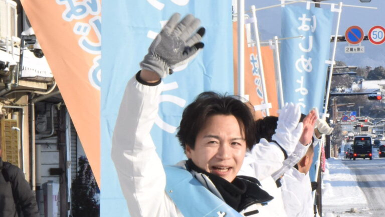 つじ立ちで感謝の気持ちを伝える光井氏=9日午前7時半、岡山県津山市南新座の奴通りで