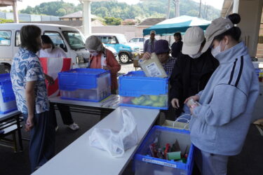 食料品や日用品を選ぶ利用者=岡山県勝央町で