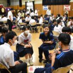 クイズで交流する生徒たち