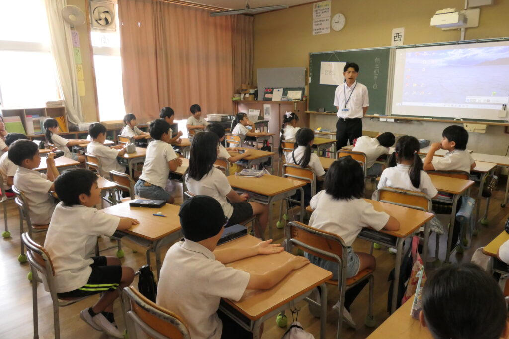担任の話に耳を傾ける児童