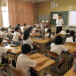 担任の話に耳を傾ける児童
