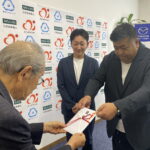 美作学園の藤原理事長（左）に目録を手渡す美作グループの川嶋社長（右）ら