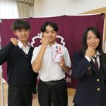南博晴振興局長の激励を受ける蒜山校地馬術競技部チーム=岡山県真庭市で