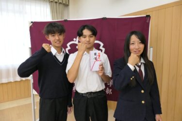 南博晴振興局長の激励を受ける蒜山校地馬術競技部チーム=岡山県真庭市で