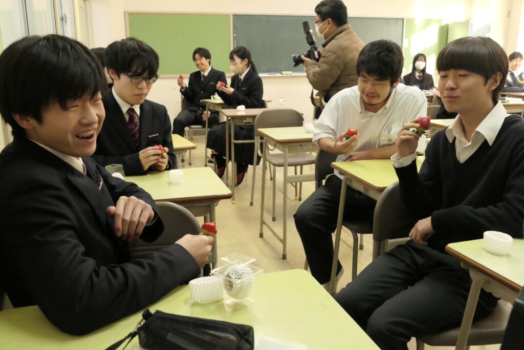 必勝いちご「武蔵」を味わう高校生たち