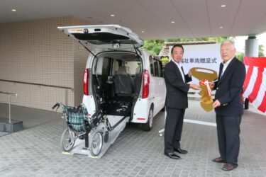 中国地方郵便局長協会　老人ホームに福祉車両1台を寄贈「人材が増えるのと同じ。」／岡山・鏡野町