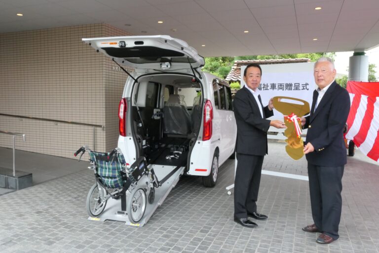 レプリカキーを受け取る万袋荘長＝岡山県鏡野町で