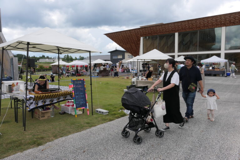 買い物を満喫しながらのびのびと過ごす観光客＝岡山県真庭市、グリーナブルヒルゼンで