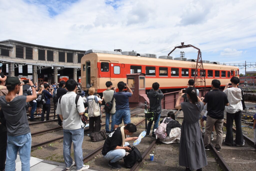 転車台実演に見入る来館者