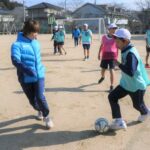 湯郷ベルの選手とミニゲームを楽しむ児童たち=岡山県津山市大田の弥生小学校で
