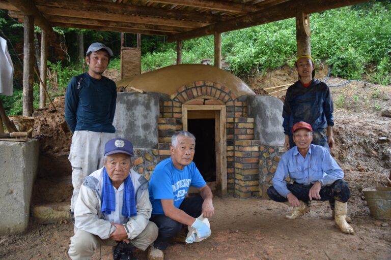 伝統の炭焼き窯の技法を駆使した「富風窯」で地域住民が陶芸制作