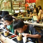にぎわうもみじ亭の流しそうめん=岡山県津山市で