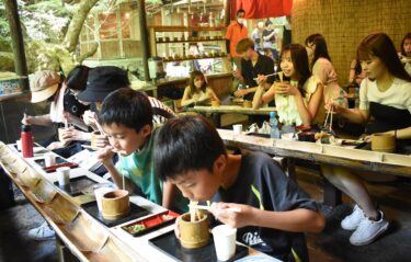 にぎわうもみじ亭のそうめん流し=岡山県津山市で