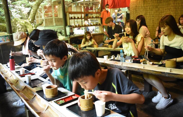 にぎわうもみじ亭のそうめん流し=岡山県津山市で
