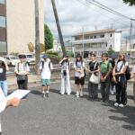 野口副市長から激励を受ける中高生=岡山県津山市で