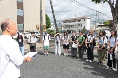 野口副市長から激励を受ける中高生=岡山県津山市で