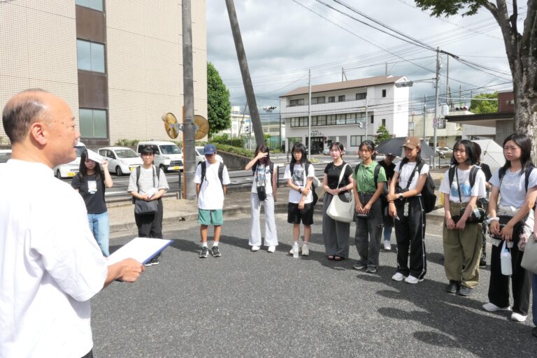 野口副市長から激励を受ける中高生=岡山県津山市で