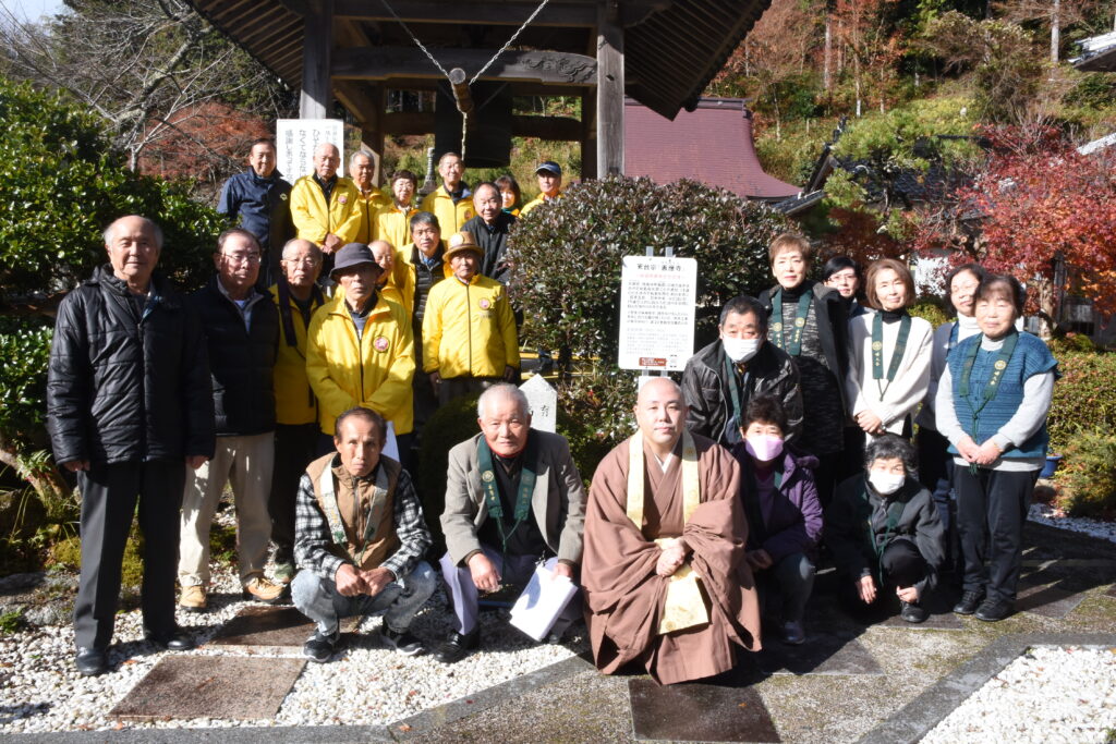 除幕式に参加した「岸田吟香を語り継ぐ会」のメンバーら