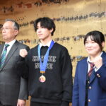 全国高専体育大会で優勝した横内さんと根本さん（右）=岡山県津山市で