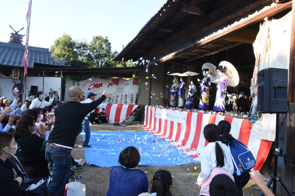 盛んにおひねりが投げ入れられた会場