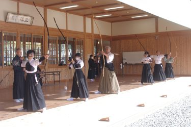 今年最後の矢放ちさらなる修練誓う