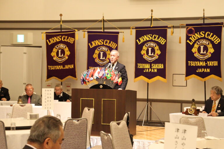 あいさつする石井会長=岡山県津山市で
