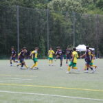 真夏のグラウンドで熱戦を繰り広げる選手たち