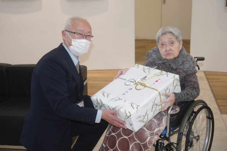 祝福を受け微笑む芦田さん