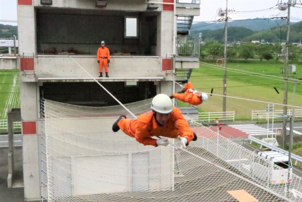 ロープブリッジ渡過の技術を披露する隊員