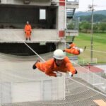 ロープブリッジ渡過の技術を披露する隊員