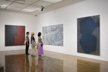 異なる視線で「競演」　関西代表する画家２人が作品展　佐川晃司さんと安喜万佐子さん／岡山・奈義町