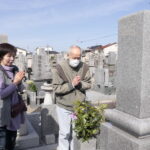 墓参りをする檀家の人たち＝岡山県津山市、愛染寺で
