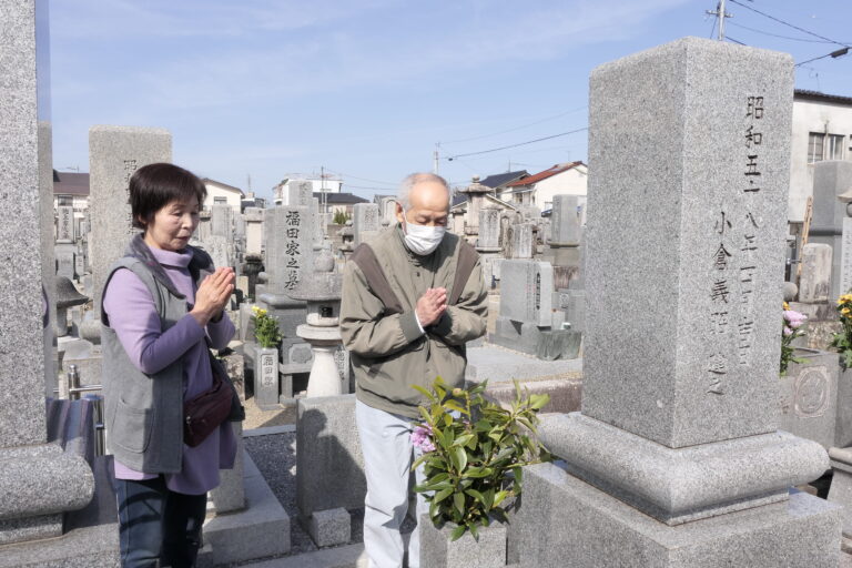 墓参りをする檀家の人たち＝岡山県津山市、愛染寺で